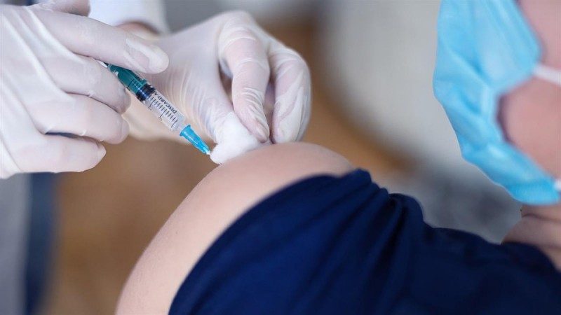 Κορωνοϊός: Εγκεφαλικά νεκρή η 44χρονη που εμβολιάστηκε με AstraZeneca - Σταματούν τη χορήγηση φαρμάκων