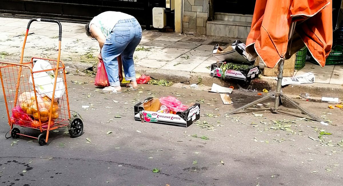 Στην Ελλάς του 2021: Έλληνες ψάχνουν στα σκουπίδια της λαϊκής αγοράς - Εικόνα 8
