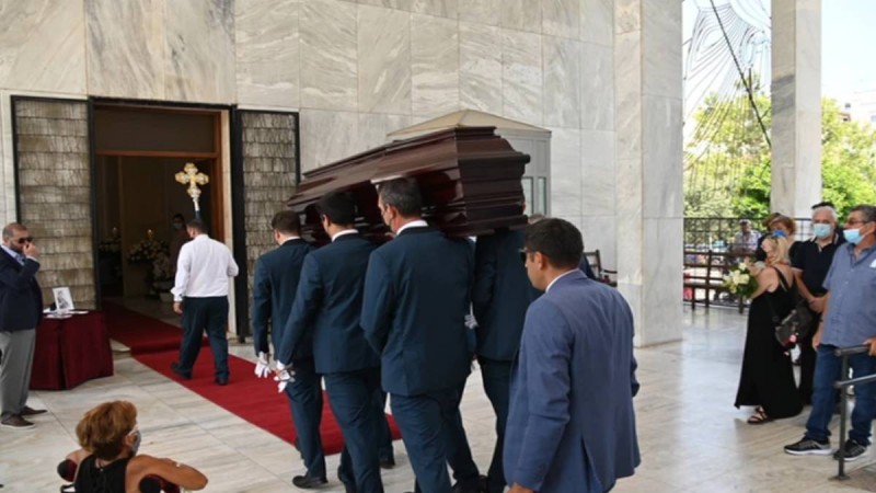 Συγκλονίζει ανάπηρη γυναίκα στη κηδεία του Βοσκόπουλου