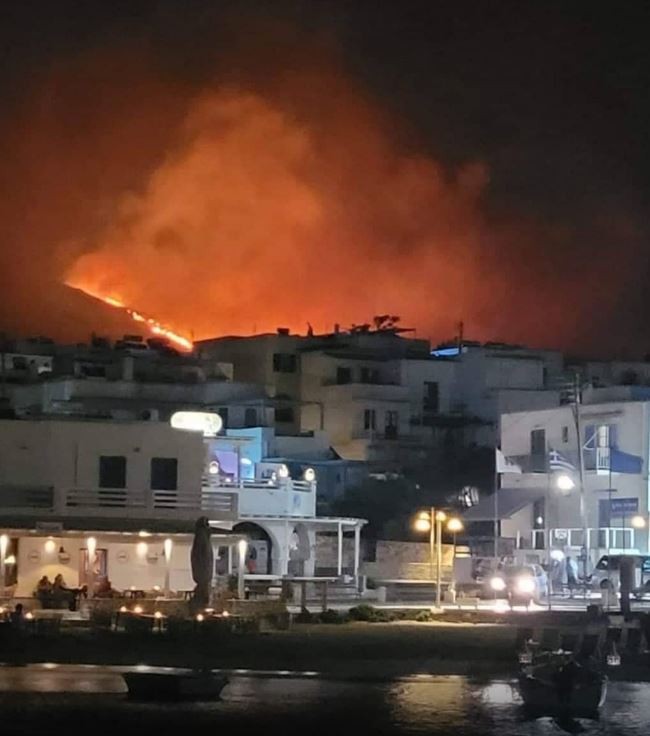 Ισχυρή πυρκαγιά στην Πάρο - Φαίνεται και από την Νάξο