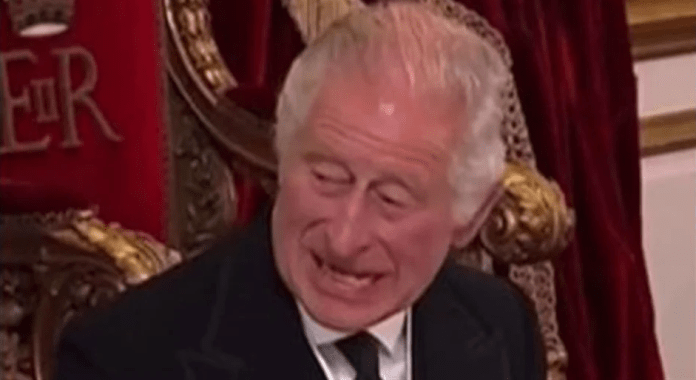  Σάλος με βασιλιά Κάρολο: Τι ζήτησε εκνευρισμένος από υπηρέτη και έγινε viral [video]