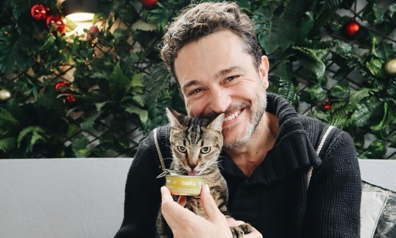 Ο ηθοποιός Γιώργος Καραμίχος ποζάρει στον φακό με την γάτα του