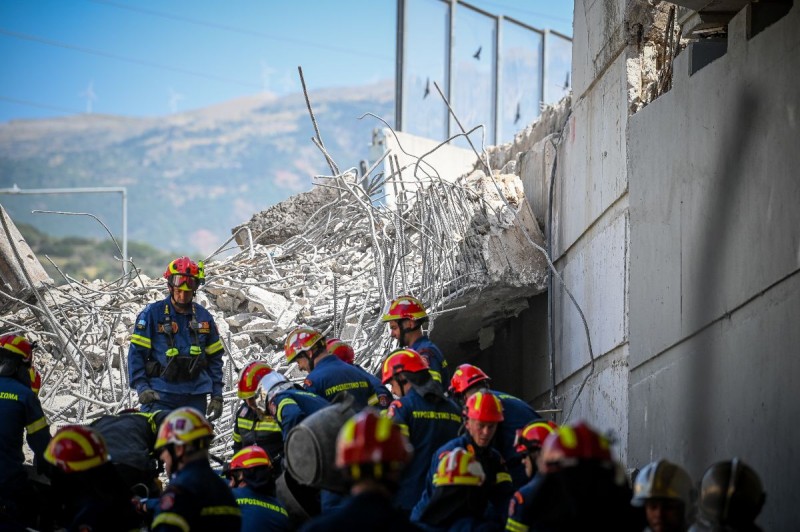 Διασώστες ΕΜΑΚ στην πτώση της γέφυρας στην Πάτρα