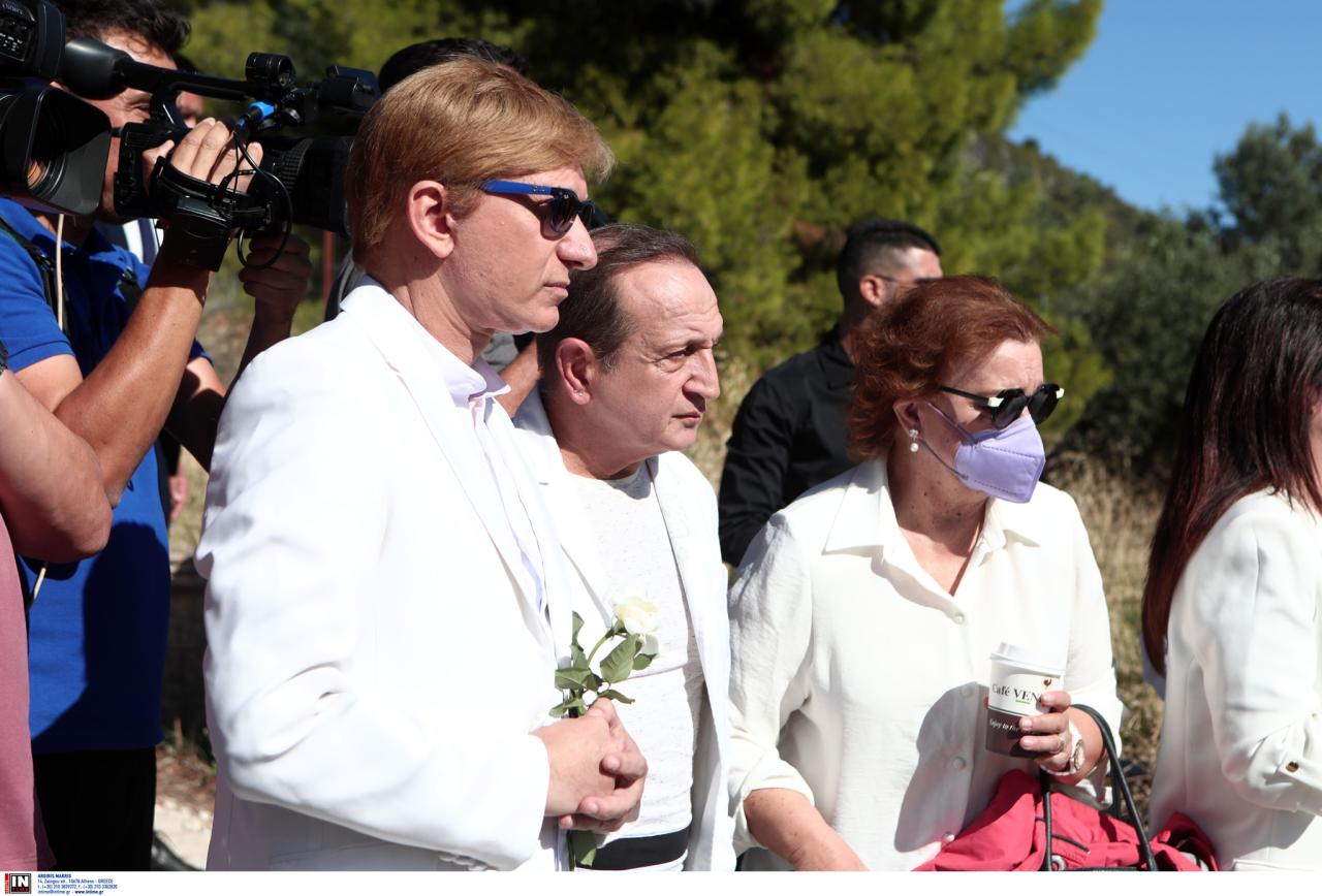 Το τελευταίο "αντίο" στη Μαίρη Χρονοπούλου με ένα πάρτι στο σπίτι της - Ολοι ντυμένοι στα λευκά [εικόνες]